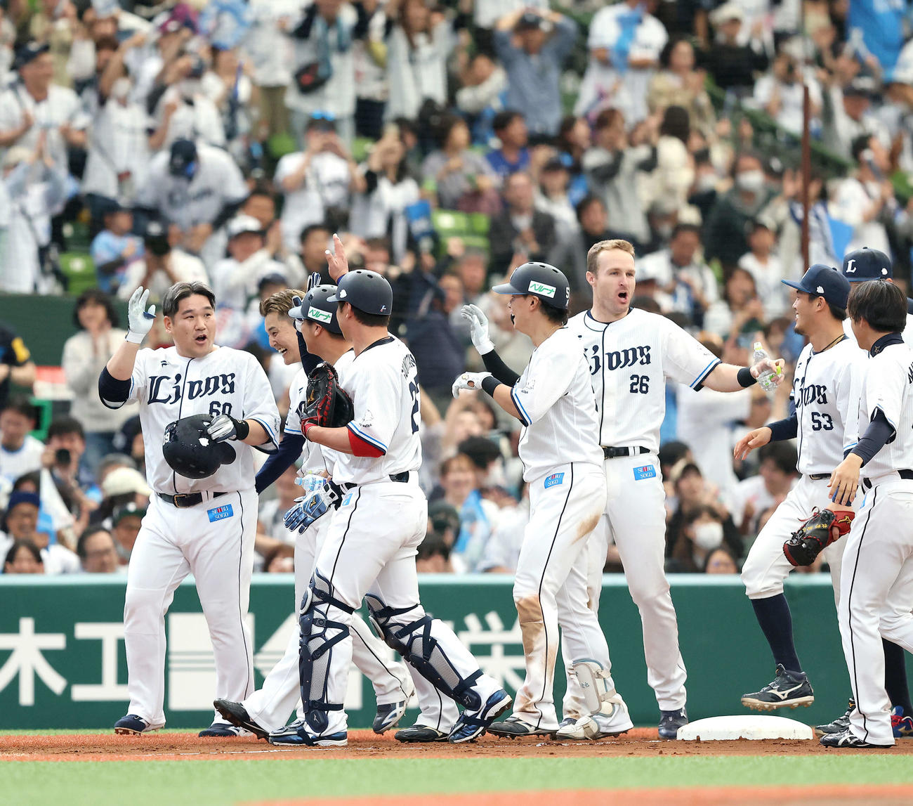 西武対オリックス　9回裏西武2死一、二塁、右前にサヨナラ適時打を放ち、チームメートとたたえ合う中村剛（左）（撮影・河田真司）
