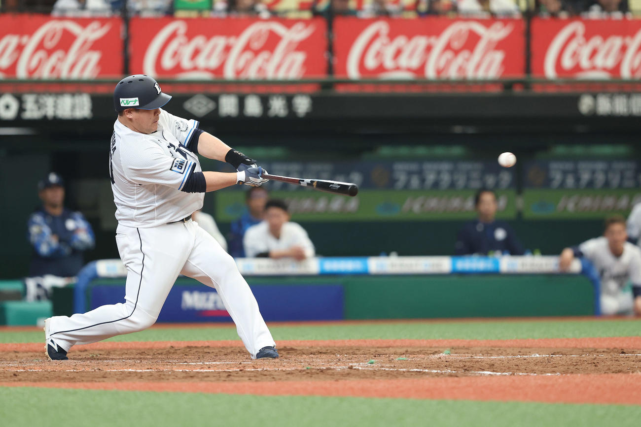 西武対オリックス　9回裏西武2死一、二塁、右前サヨナラ適時打を放つ中村剛（撮影・河田真司）