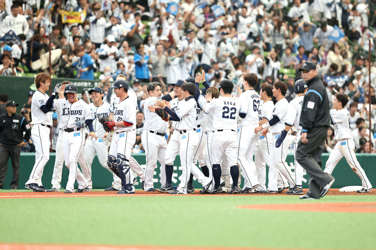 西武対オリックス　9回裏西武2死一、二塁、右前にサヨナラ適時打を放ち、チームメートとたたえ合う中村剛（中央）（撮影・河田真司）