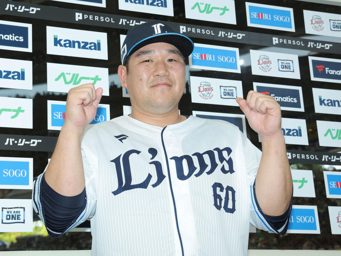 西武対オリックス　オリックスにサヨナラ勝利し、ガッツポーズで写真に納まる中村剛（撮影・河田真司）