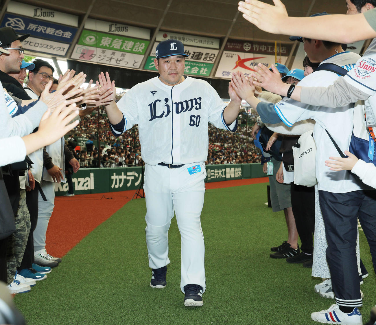 西武対オリックス　オリックスにサヨナラ勝利し、ファンとタッチを交わす西武中村剛（撮影・河田真司）