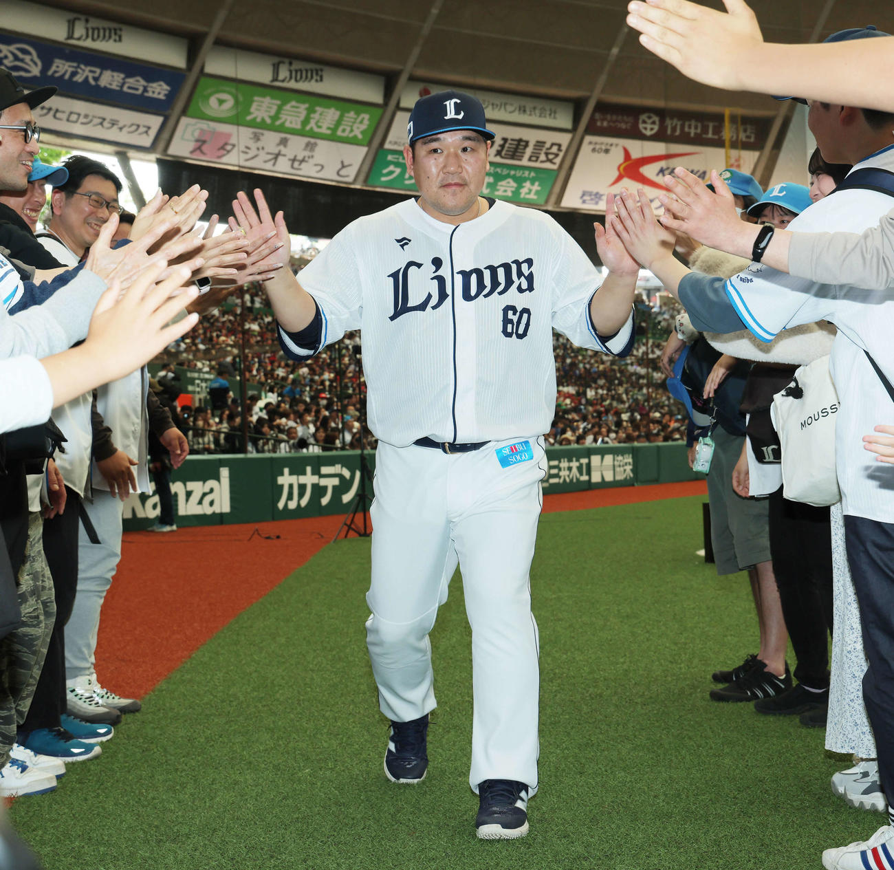 西武対オリックス　オリックスにサヨナラ勝利し、ファンとタッチを交わす西武中村剛（撮影・河田真司）