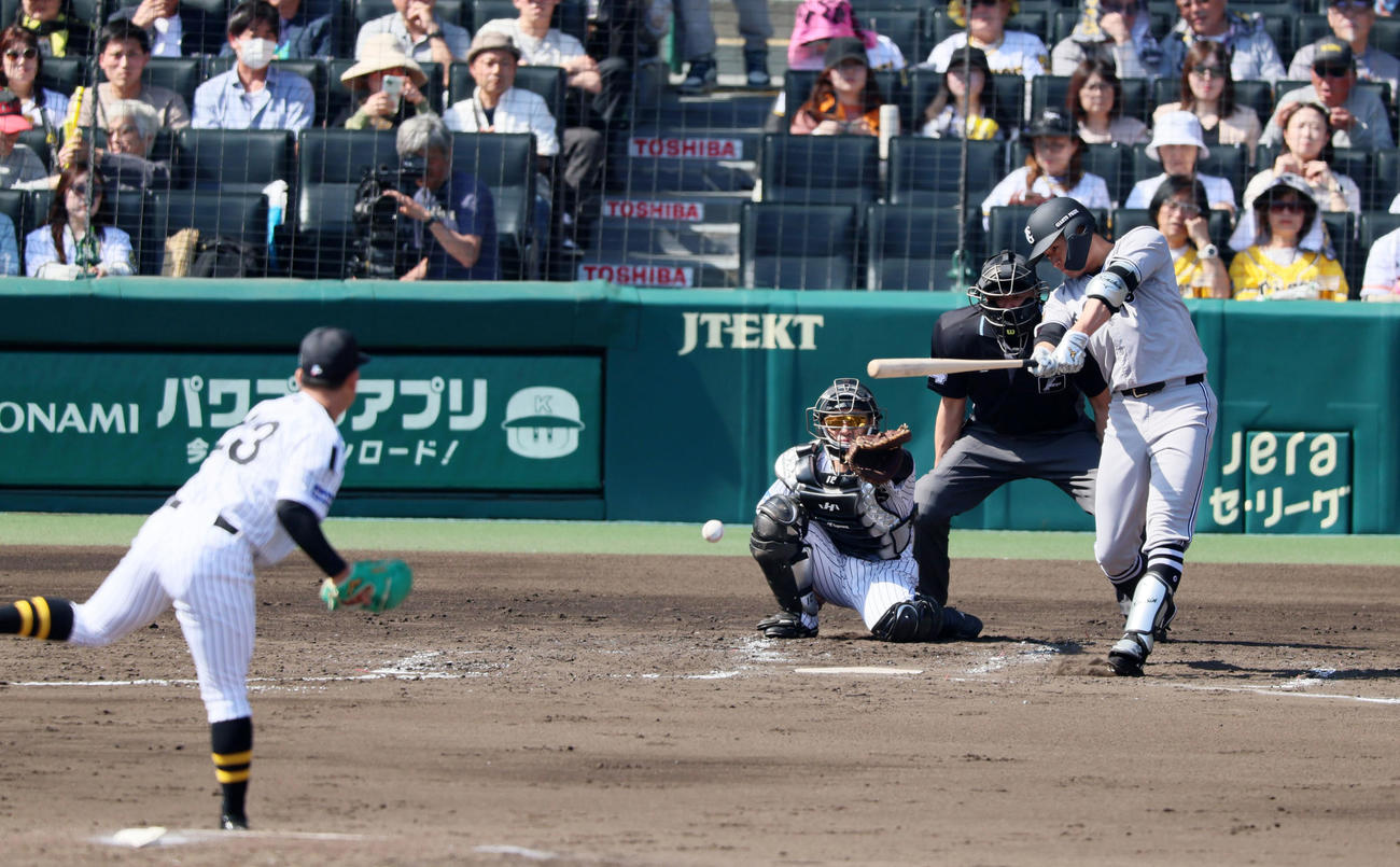 阪神対巨人　3回表巨人無死、堀田は中前打を放つ。投手伊原（撮影・加藤哉）
