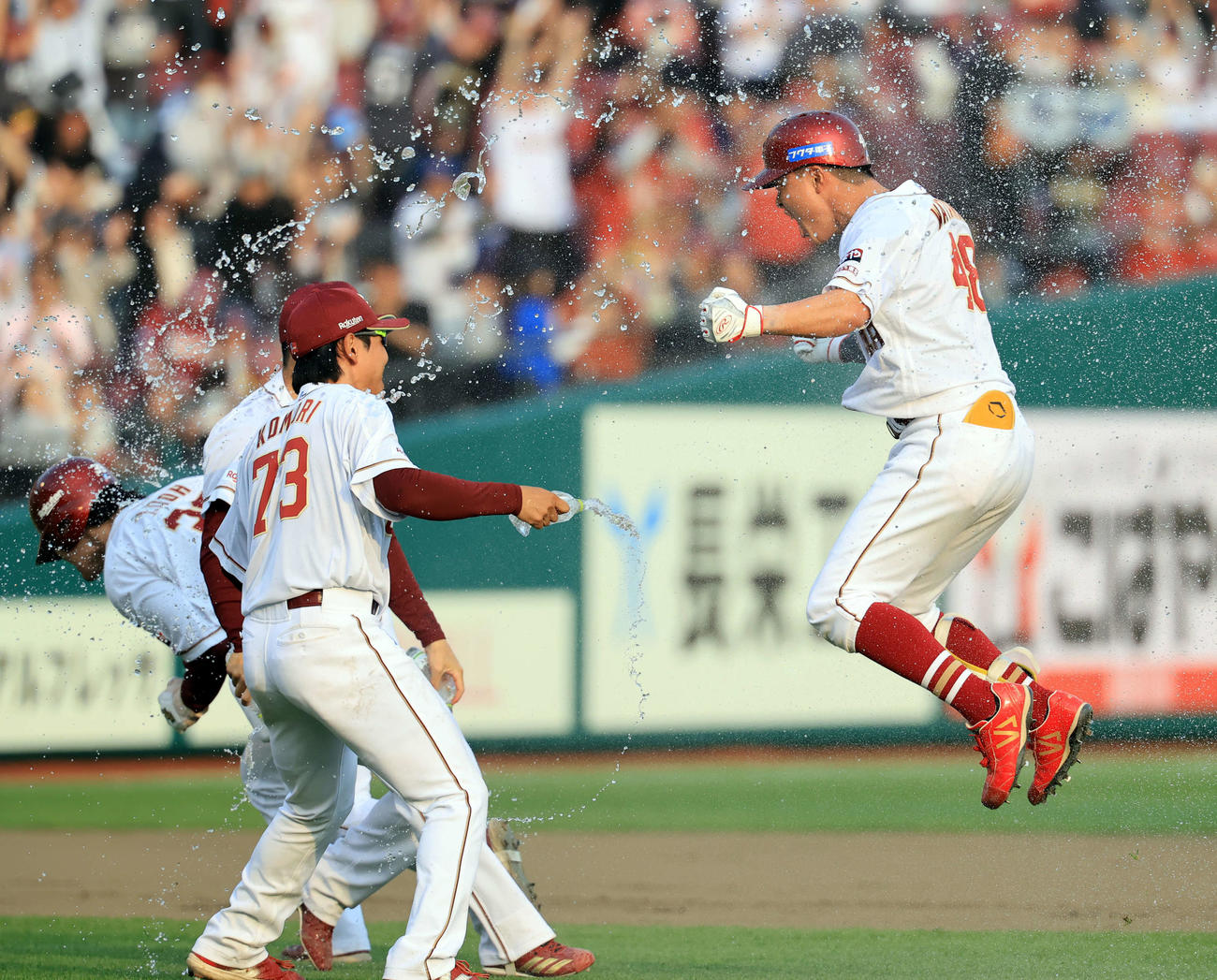 楽天対ソフトバンク　11回裏楽天無死満塁、渡辺佳（右）は左越えサヨナラ適時打を放ち水シャワーの祝福を受ける（撮影・浅見桂子）