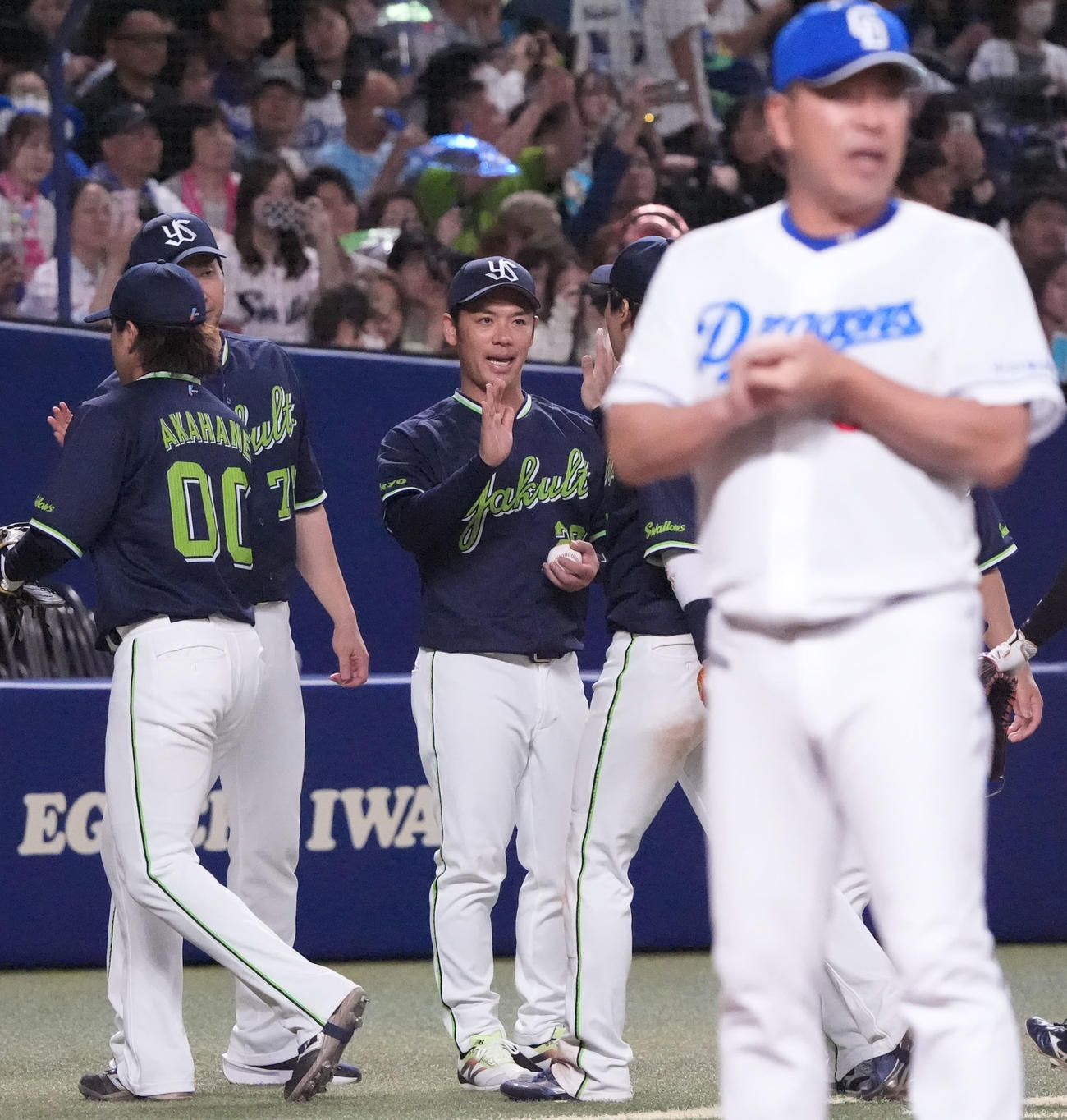 中日対ヤクルト　試合終了、小川（左から3人目）は勝利球を手にナインを迎える（撮影・森本幸一）