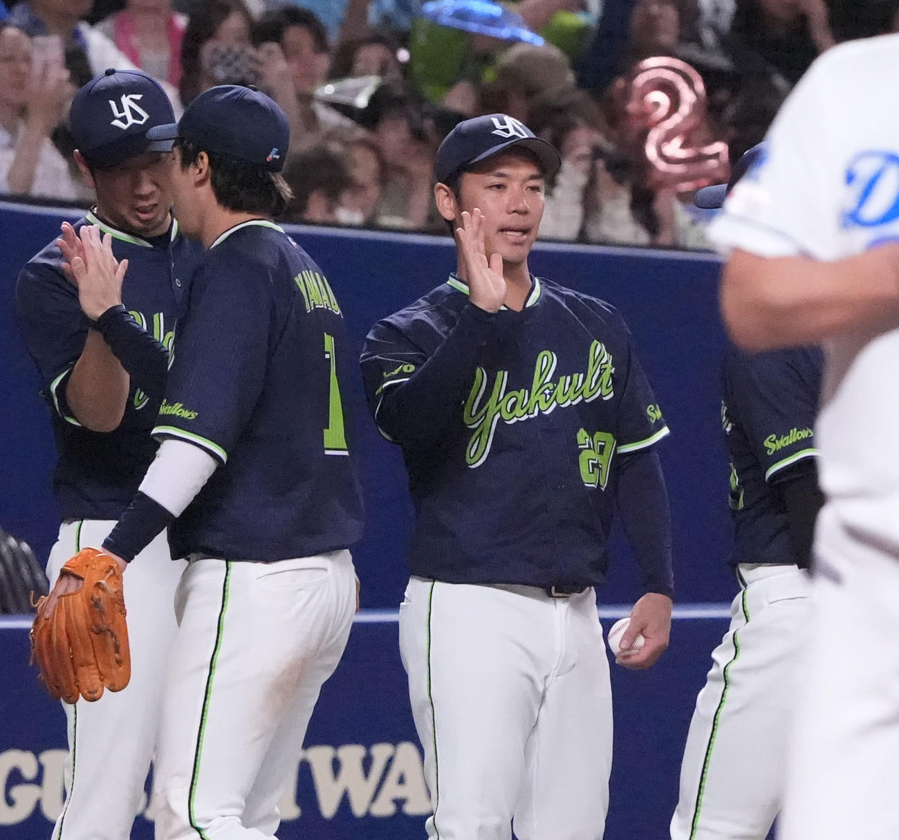 中日対ヤクルト　試合終了、小川（左から3人目）は勝利球を手にナインを迎える（撮影・森本幸一）