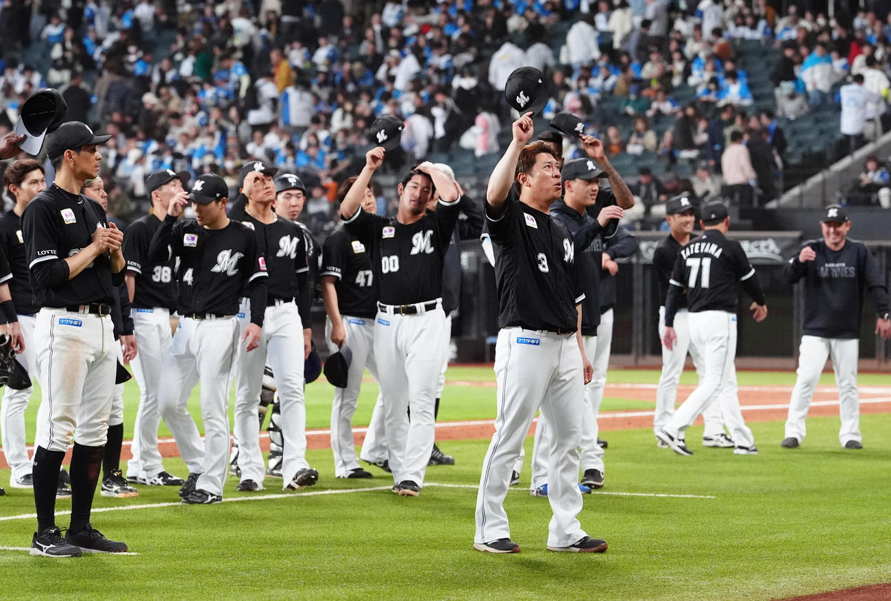 日本ハム対ロッテ　試合後、ファンにあいさつする角中（中央）らロッテの選手たち（撮影・江口和貴）