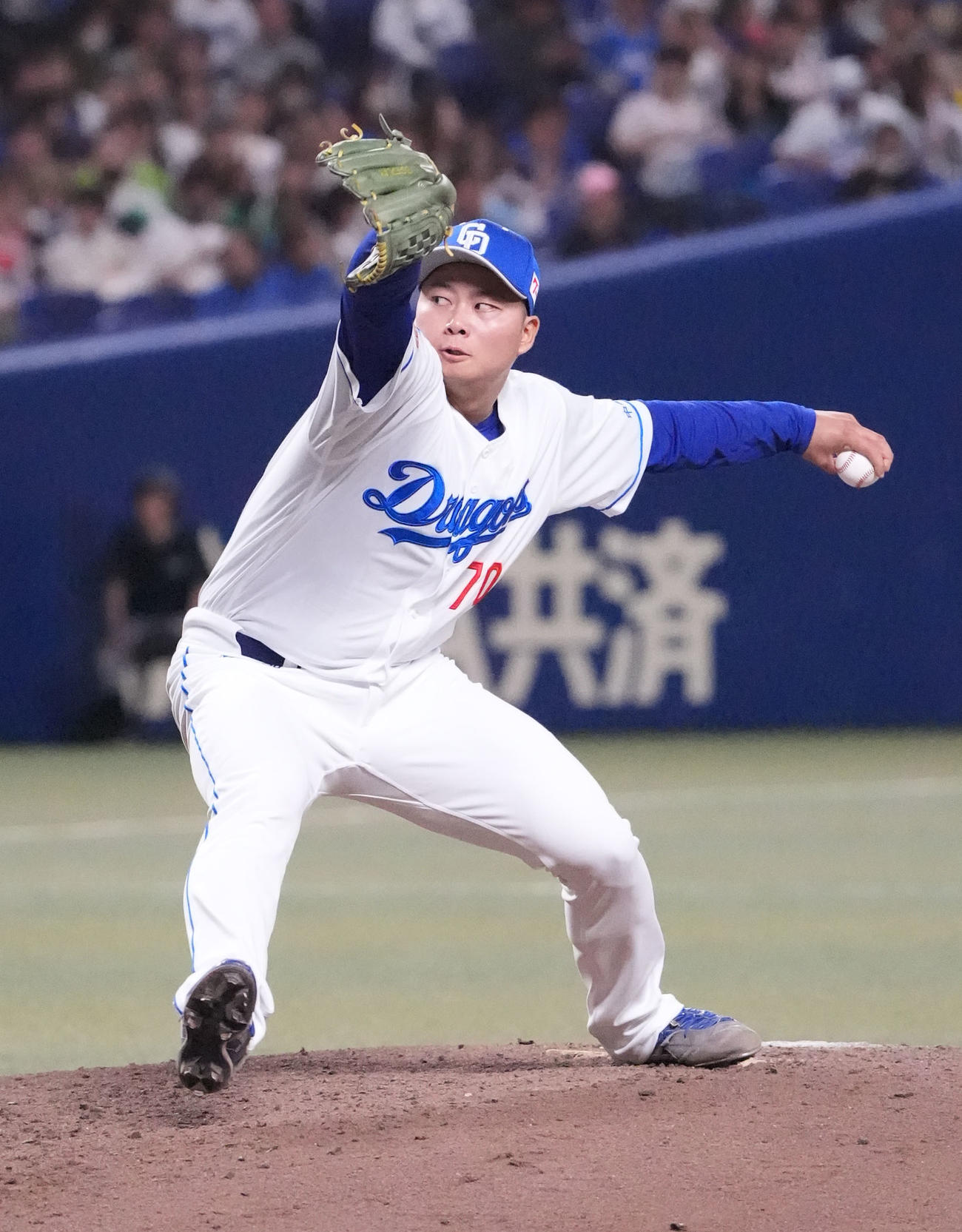 中日対ヤクルト　9回表、中日5番手で登板する近藤（撮影・森本幸一）