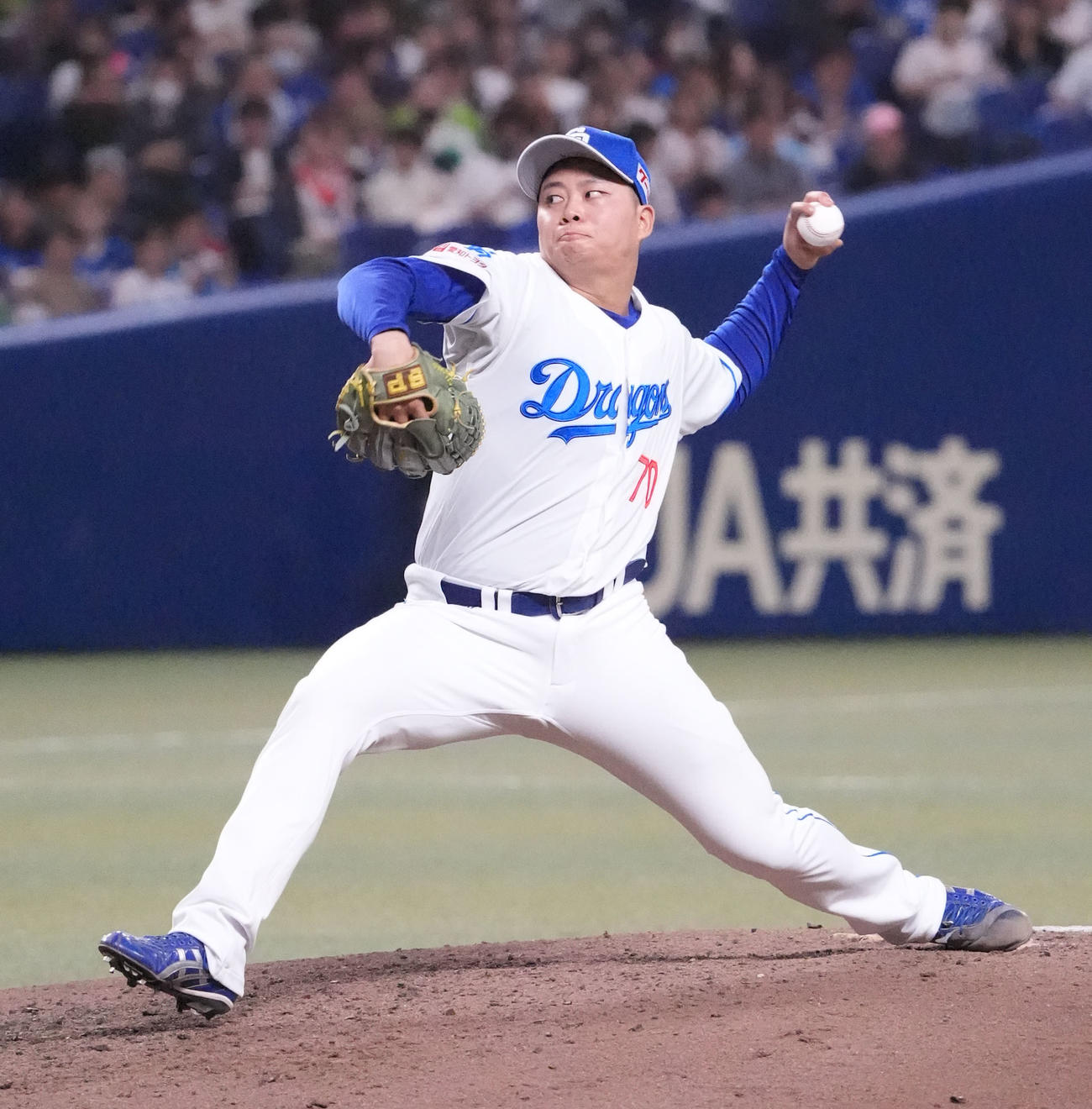 中日対ヤクルト　9回表、中日5番手で登板する近藤（撮影・森本幸一）