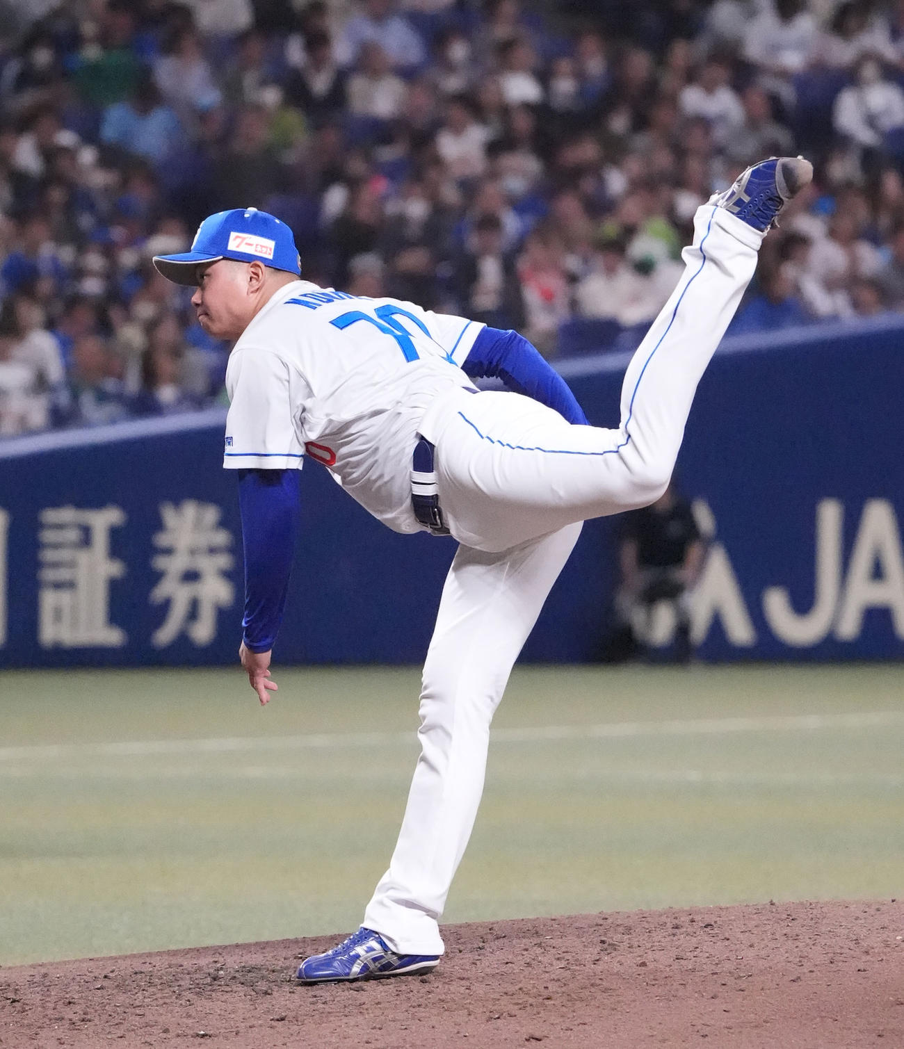 中日対ヤクルト　9回表、中日5番手で登板する近藤（撮影・森本幸一）