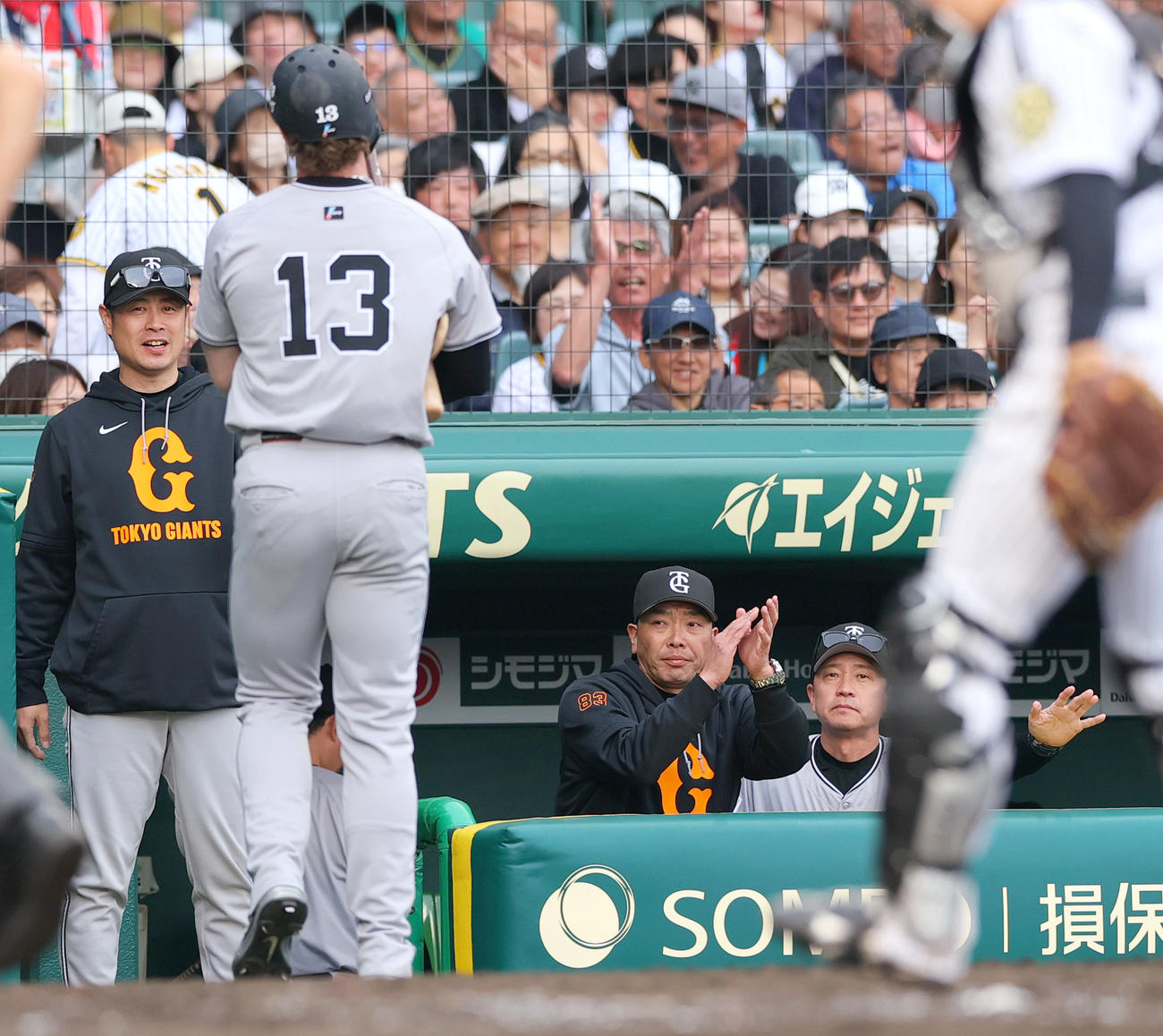 阪神対巨人　9回表巨人1死三塁、阿部監督（左から3人目）は代打岸田の左前適時打で生還した三走キャベッジ（手前）を出迎える（撮影・上山淳一）