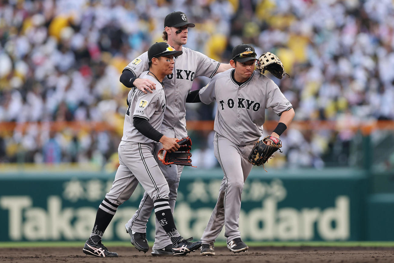 阪神対巨人　阪神に勝利し喜び合う、左から巨人佐々木、キャベッジ、萩尾（撮影・前田充）