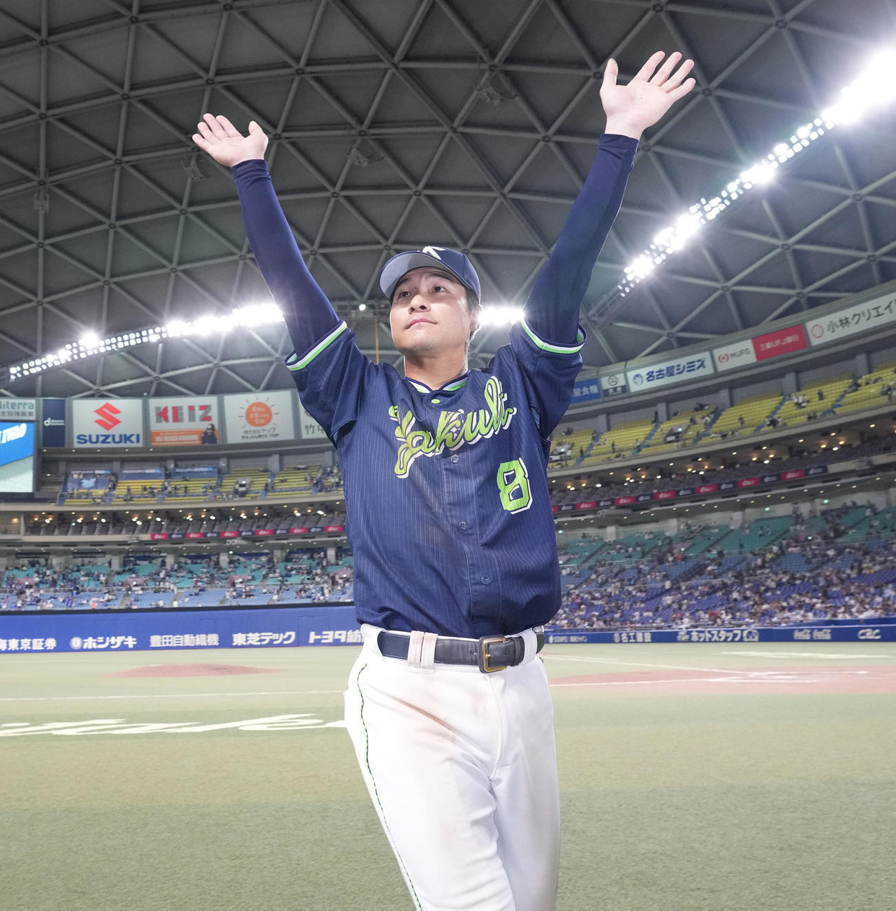 中日対ヤクルト　ヒーローインタビューを終えファンの声援に応える茂木（撮影・森本幸一）