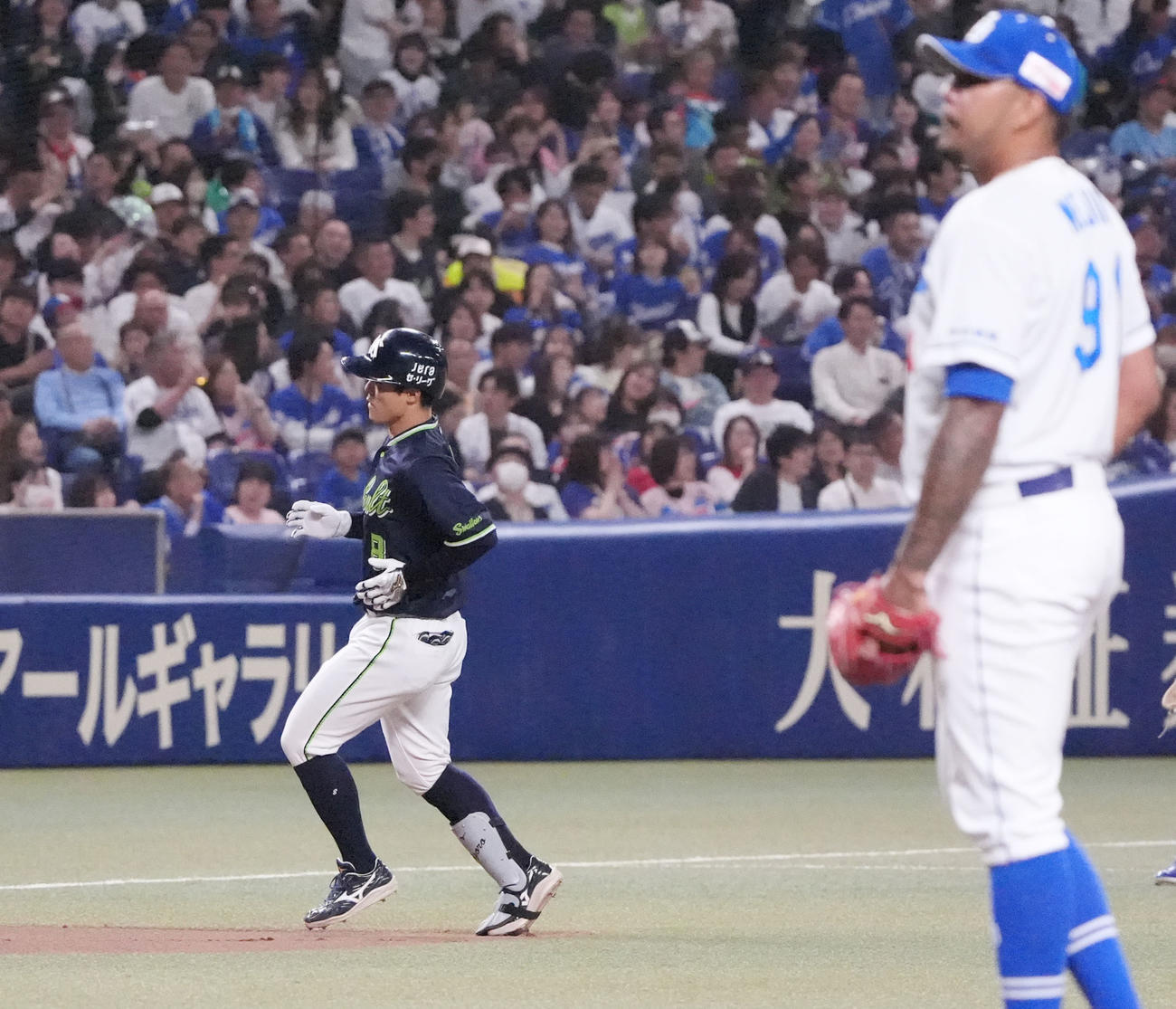 中日対ヤクルト　4回表ヤクルト無死二、三塁、茂木（左）は右越え3点本塁打を放ちダイヤモンドをまわる（撮影・森本幸一）