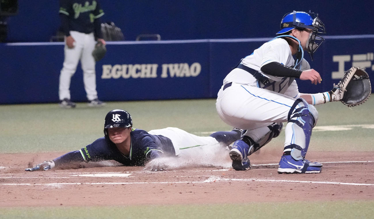 中日対ヤクルト　5回表ヤクルト2死満塁、赤羽の右前2点適時打で生還する茂木（左）捕手は木下（撮影・森本幸一）