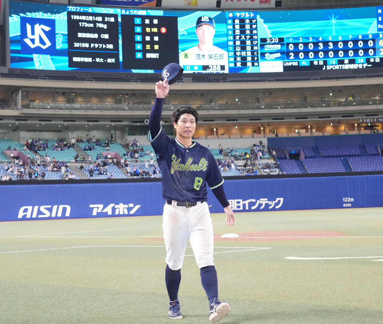 中日対ヤクルト　ヒーローインタビューを終えファンの声援に応える茂木（撮影・森本幸一）