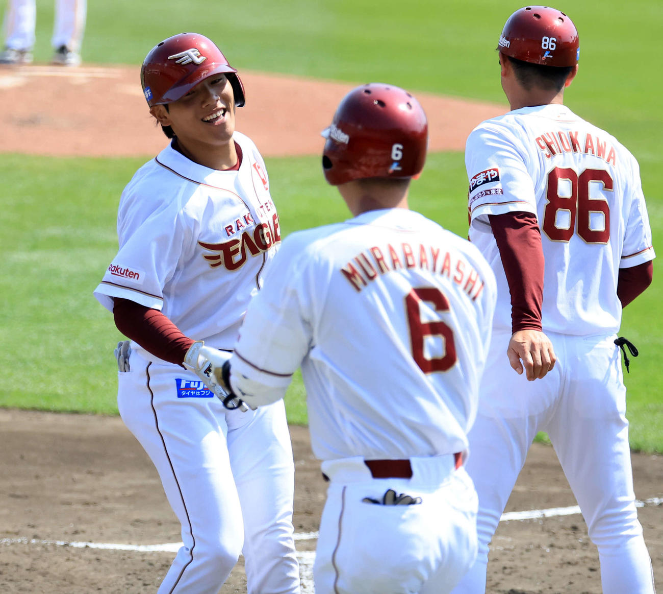 楽天対ソフトバンク　3回裏楽天1死、プロ初本塁打を放ち笑顔で生還する小森（左）（撮影・浅見桂子）