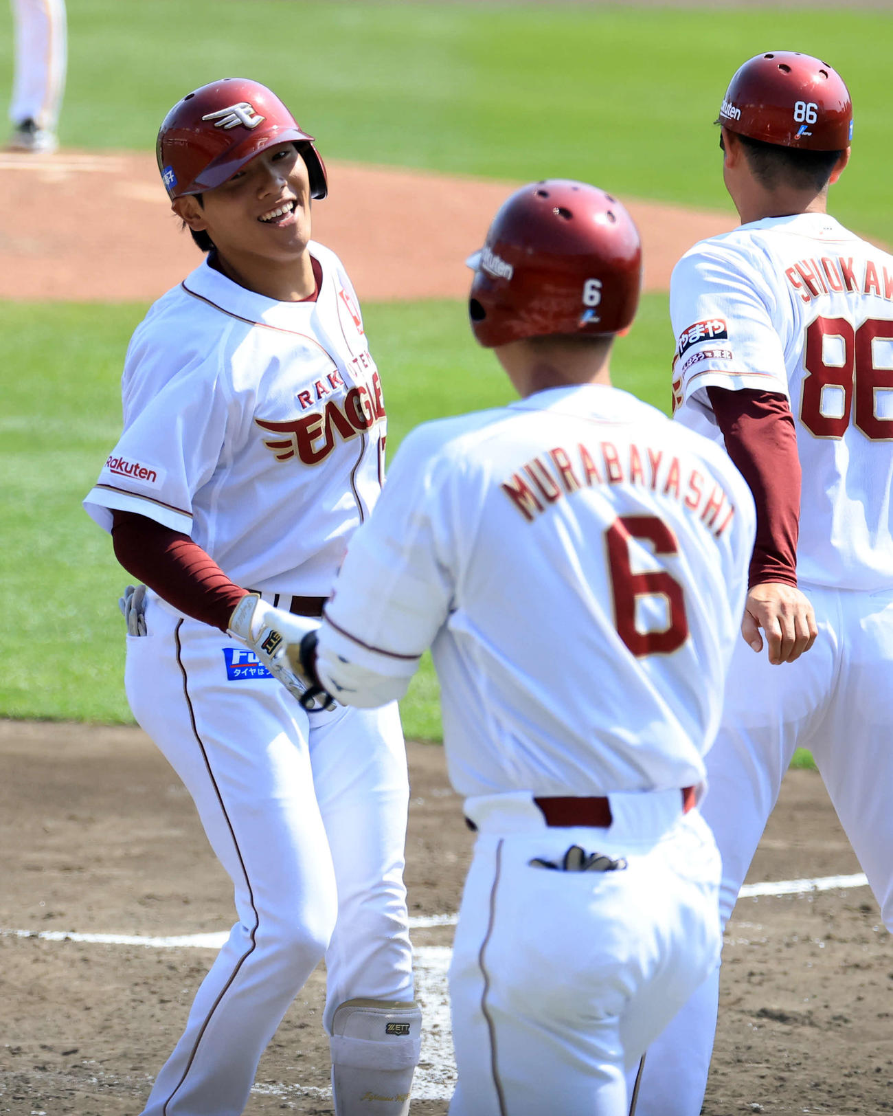 楽天対ソフトバンク　3回裏楽天1死、プロ初本塁打を放ち笑顔で生還する小森（左）（撮影・浅見桂子）