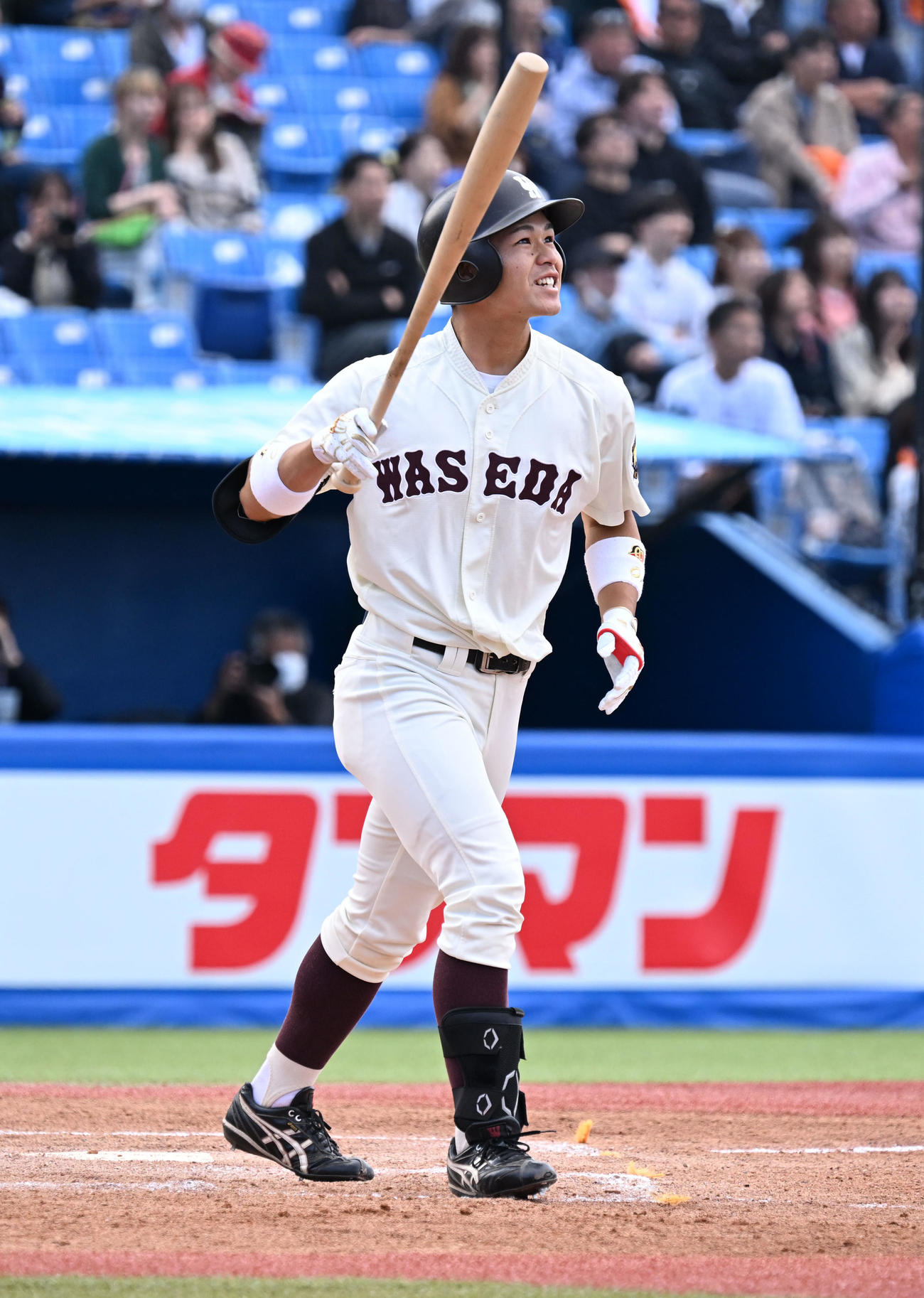 東京六大学野球　法大対早大　1回裏早大1死二塁、小沢が魚雷バットで右越えに逆転2点本塁打を放つ（撮影・千葉一成）
