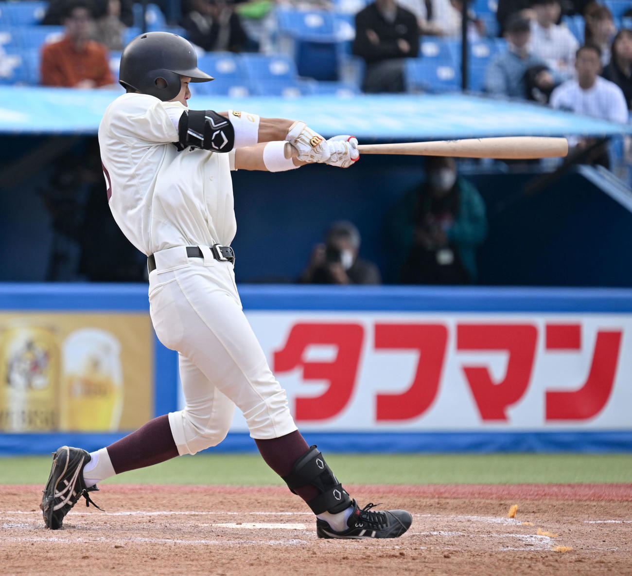 東京六大学野球　法大対早大　1回裏早大1死二塁、小沢が右越えに逆転2点本塁打を放つ（撮影・千葉一成）
