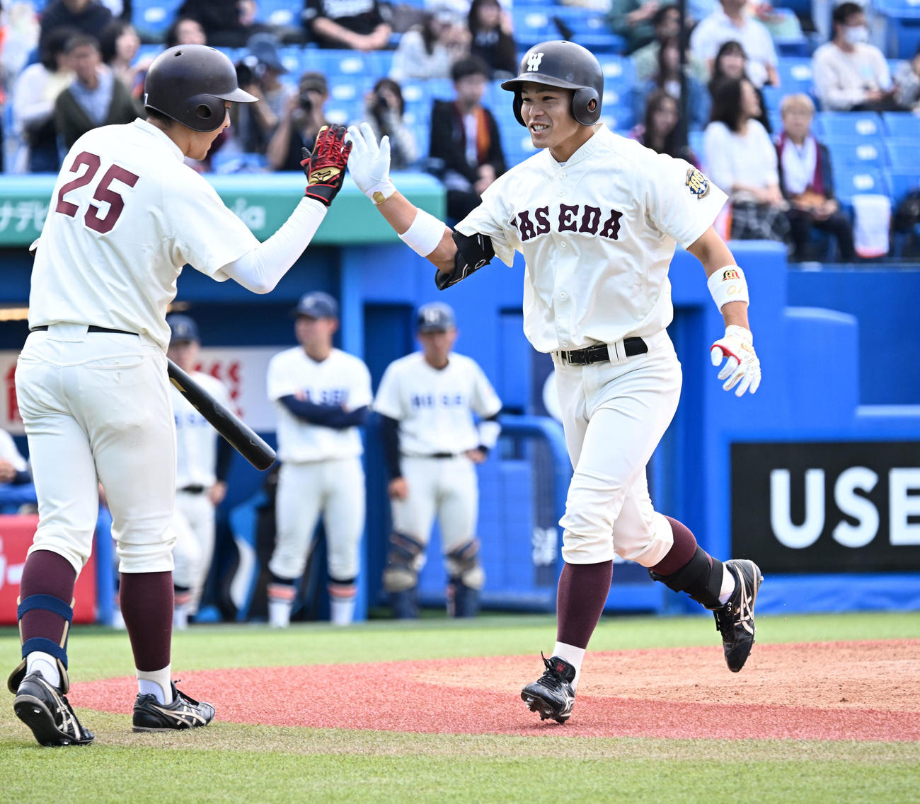 東京六大学野球　法大対早大　1回裏早大1死二塁、逆転2点本塁打を放ち、次打者の寺尾に迎えられる小沢（撮影・千葉一成）