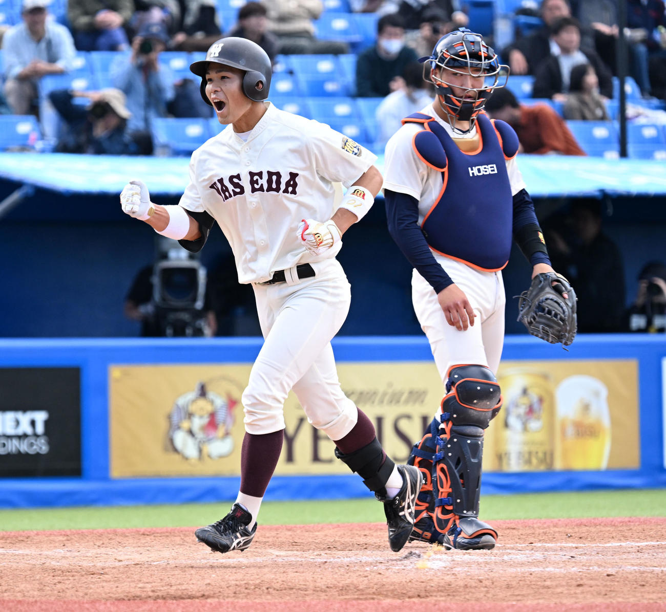 東京六大学野球　法大対早大　1回裏早大1死二塁、逆転2点本塁打を放ち、雄たけびを上げながら本塁を踏む小沢。捕手只石（撮影・千葉一成）