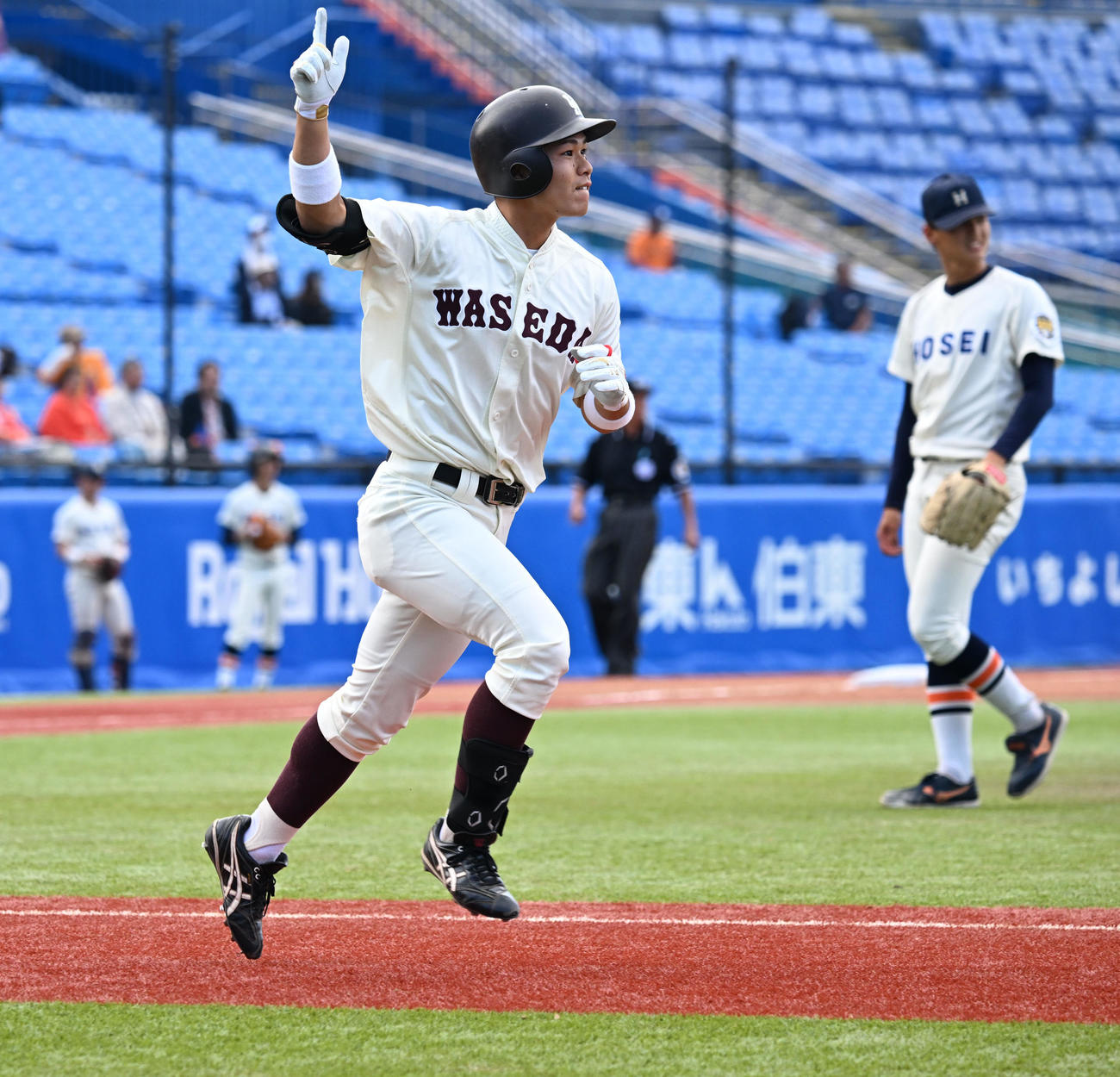 東京六大学野球　法大対早大　1回裏早大1死二塁、右越えに逆転2点本塁打を放ち人差し指を突き上げる小沢。右は投手小森（撮影・千葉一成）