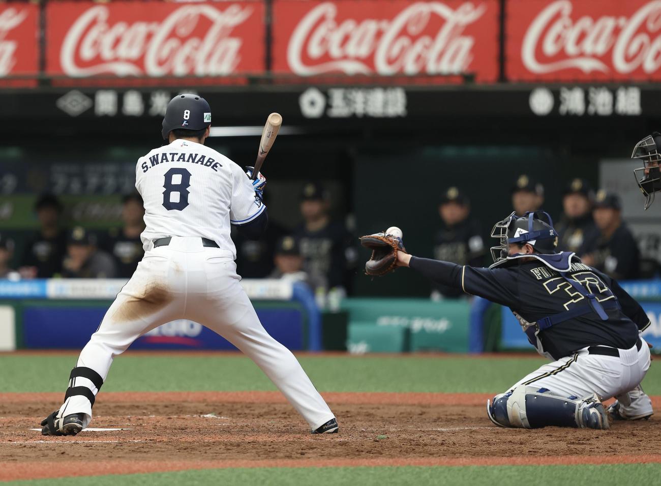 西武対オリックス　5回裏西武2死二塁、四球を選ぶ渡部聖。捕手福永（撮影・河田真司）