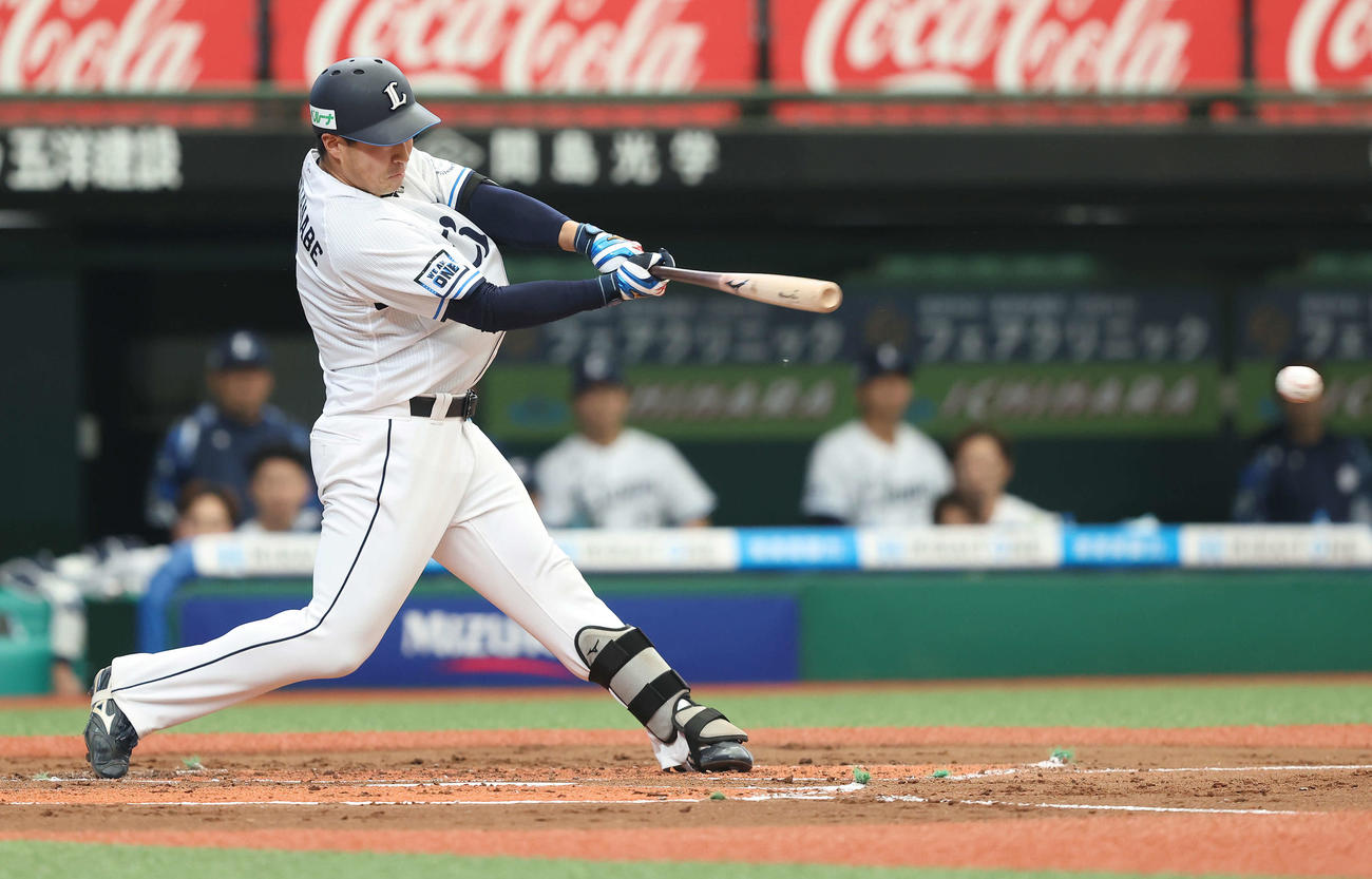 西武対オリックス　1回裏西武1死二塁、中前先制適時打を放つ渡部聖（撮影・河田真司）