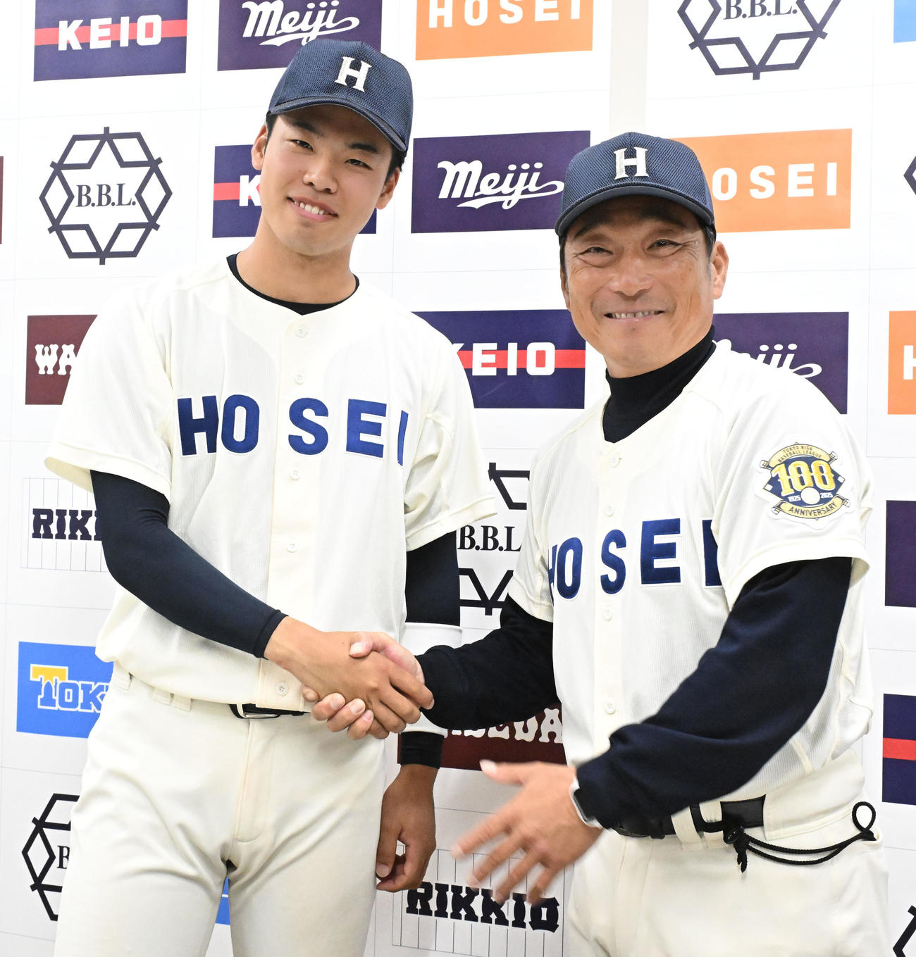 東京六大学野球　法大対早大　試合後、境（左）を握手でねぎらう法大・大島監督（撮影・千葉一成）