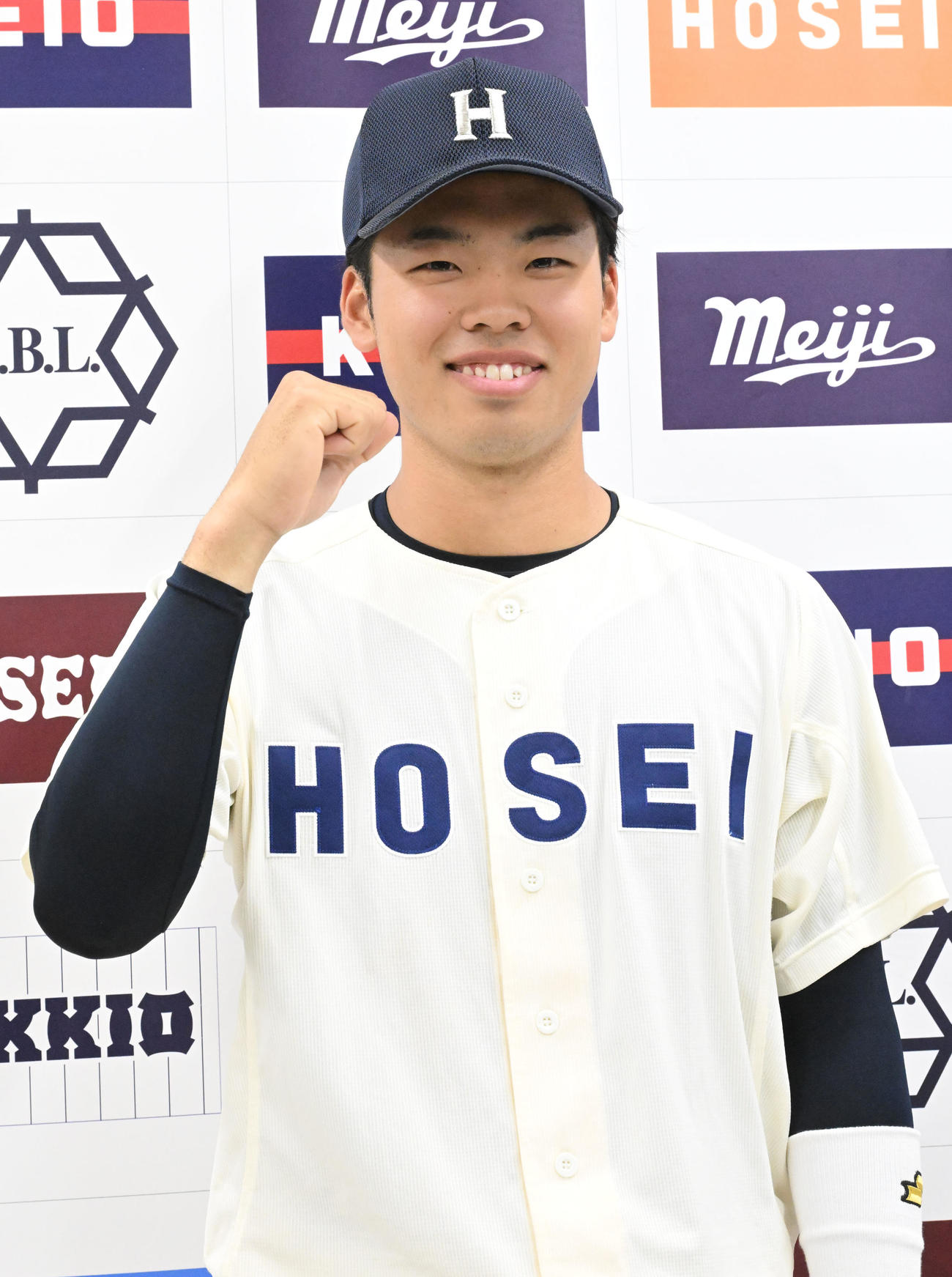 東京六大学野球　法大対早大　試合後、写真撮影に応じる法大・境（撮影・千葉一成）