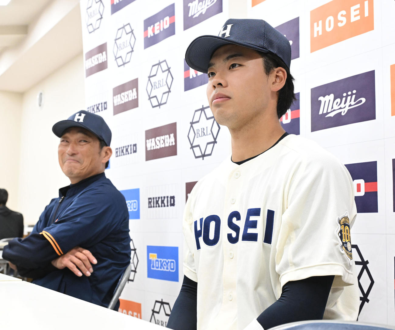 東京六大学野球　法大対早大　試合後、取材に応じる法大・大島監督（左）と境（撮影・千葉一成）