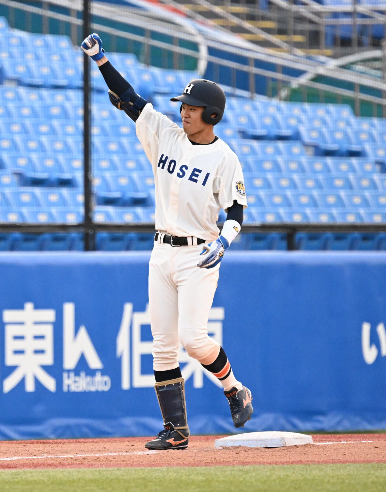 東京六大学野球　法大対早大　8回表法大2死二塁、勝ち越しの適時三塁打を放ち拳を突き上げる境（撮影・千葉一成）