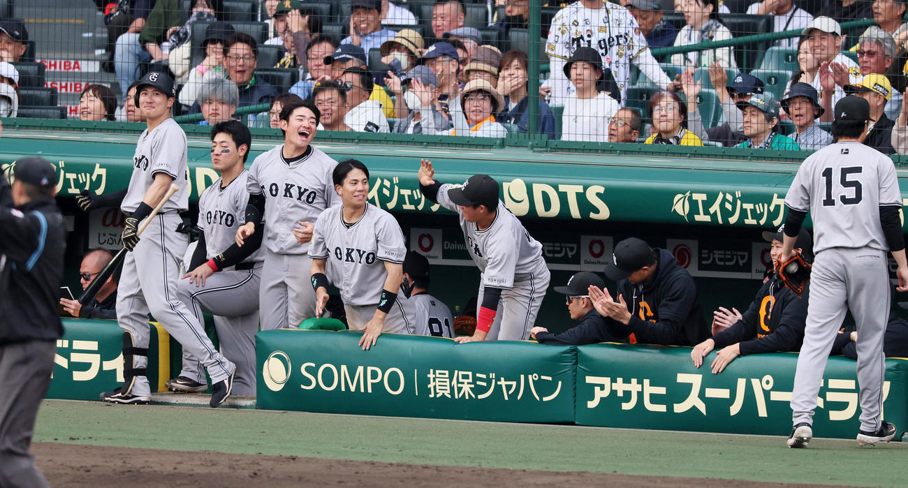 阪神対巨人　9回表巨人1死三塁、代打岸田の左前適時打で勝ち越しを決め喜ぶベンチのナイン（撮影・加藤哉）