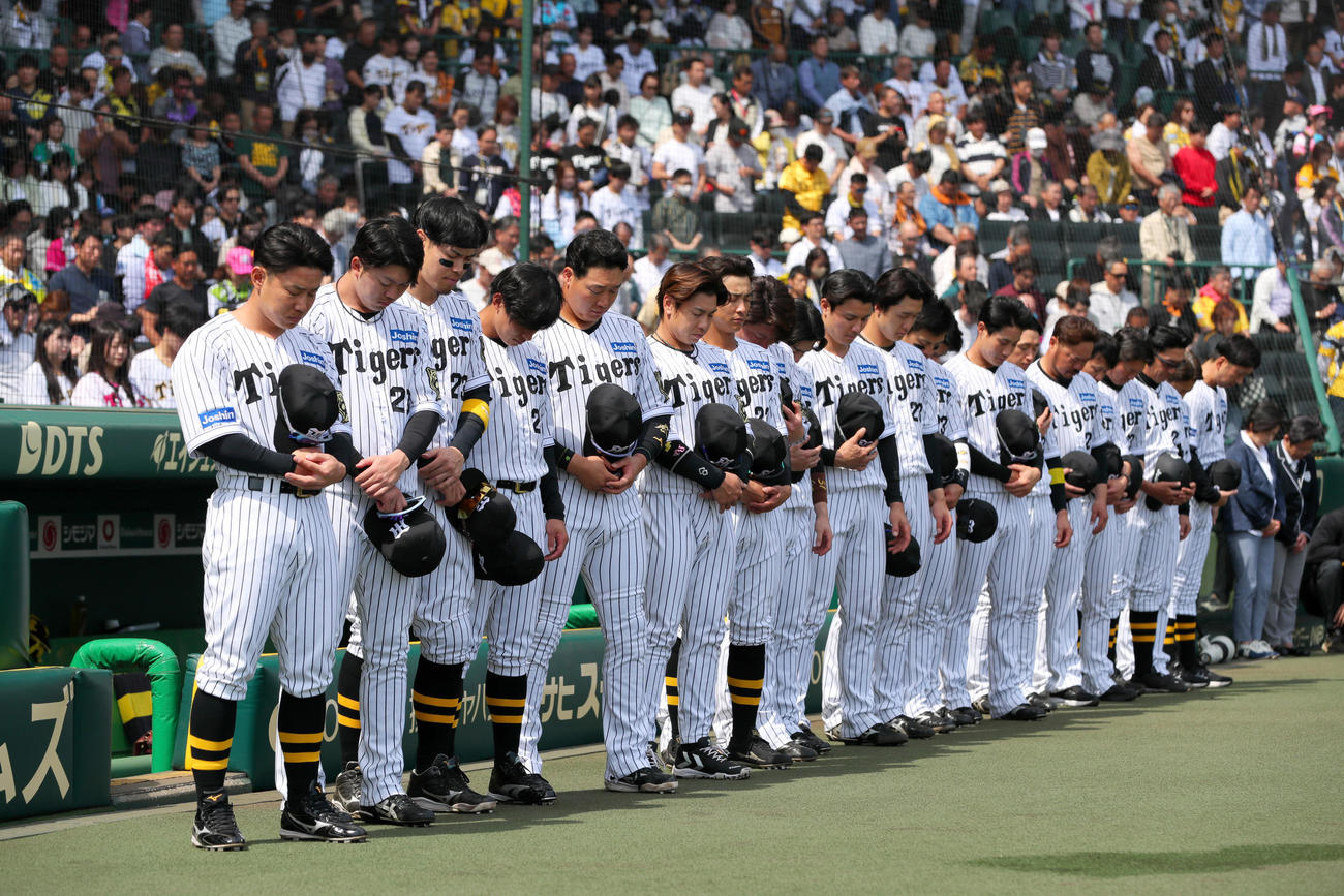 阪神対巨人　吉田義男さん追悼試合で黙とうする阪神ナイン（撮影・上山淳一）