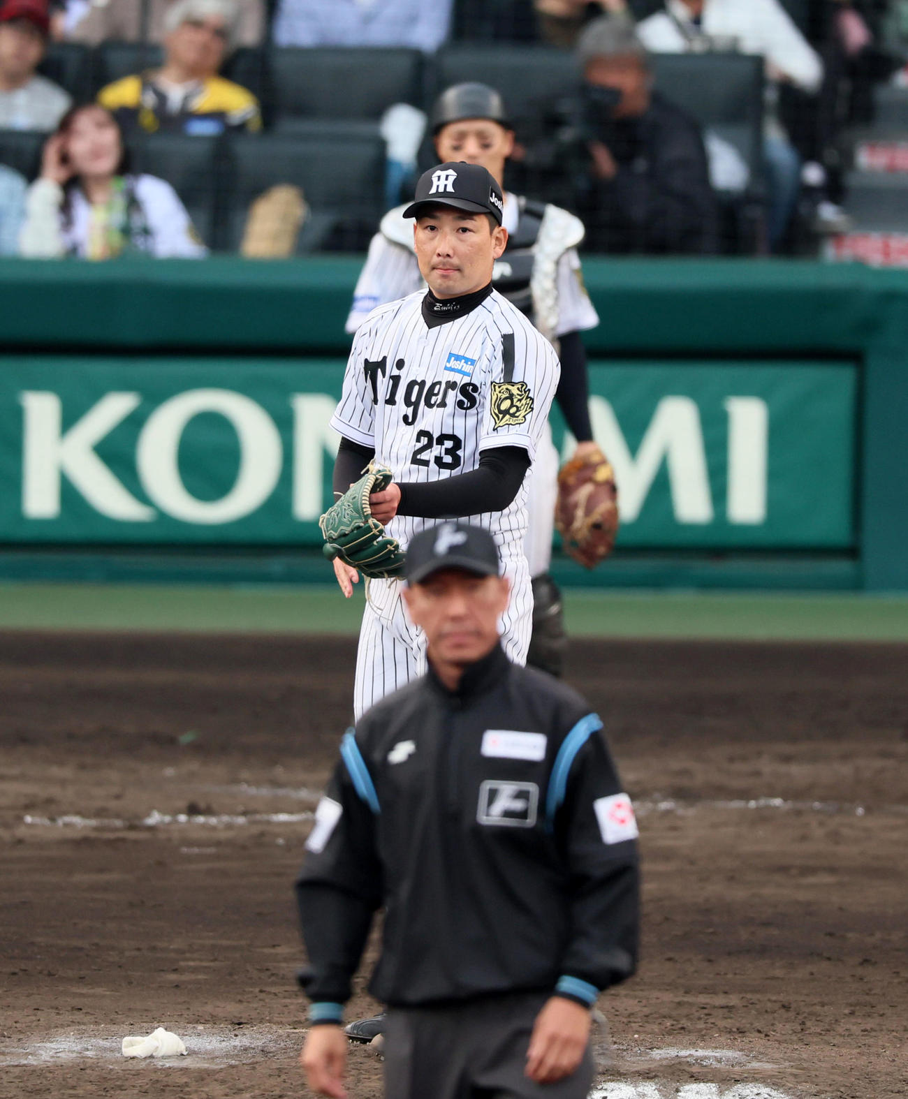 阪神対巨人　9回表巨人1死三塁、岩崎は代打岸田に左前適時打を打たれ勝ち越しを許す（撮影・加藤哉）