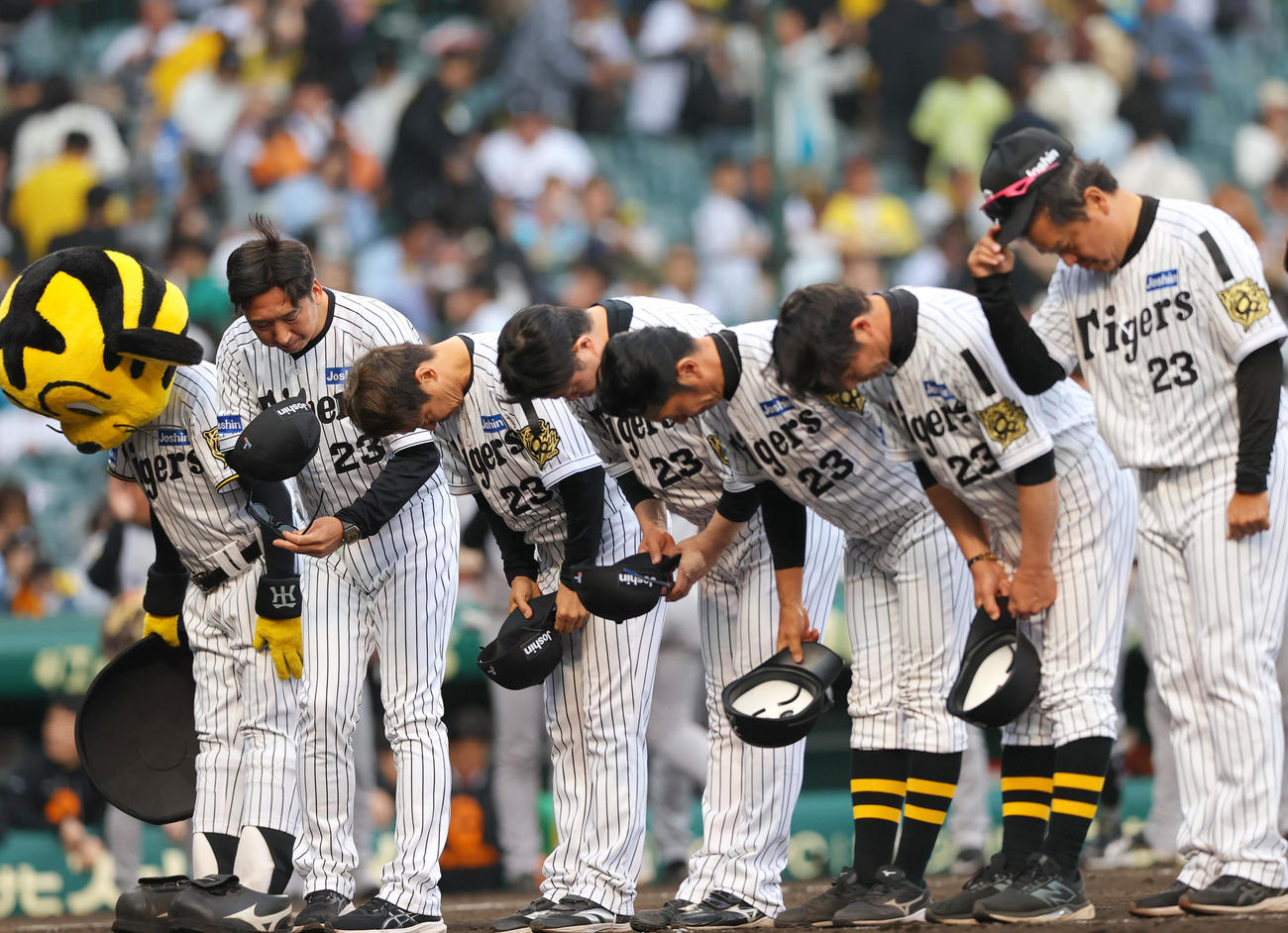 阪神対巨人　巨人に敗れて一礼する阪神藤川監督（左）ら（撮影・上山淳一）