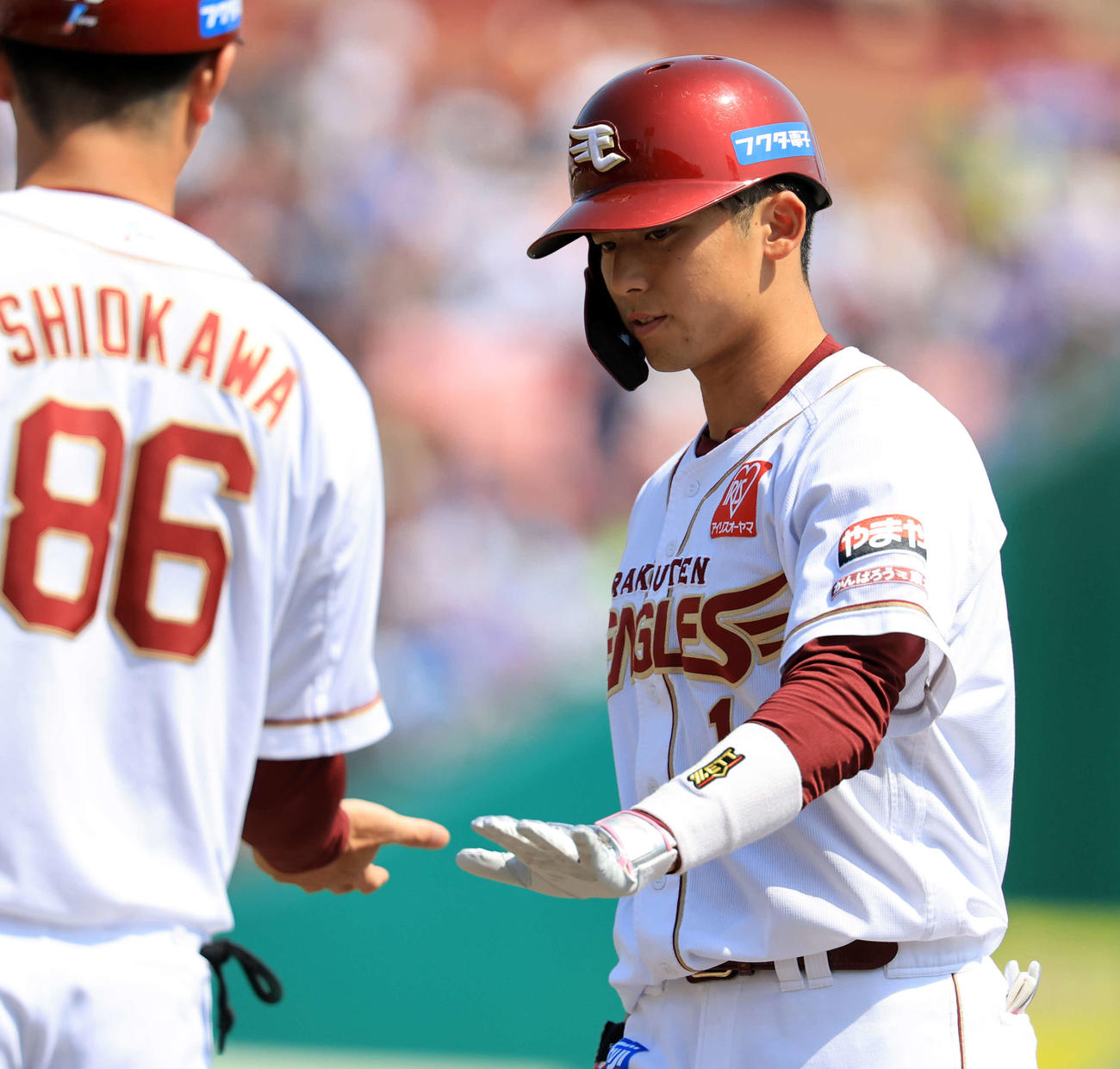 楽天対ソフトバンク　2回裏楽天2死、宗山は中前打を放ちハイタッチ（撮影・浅見桂子）