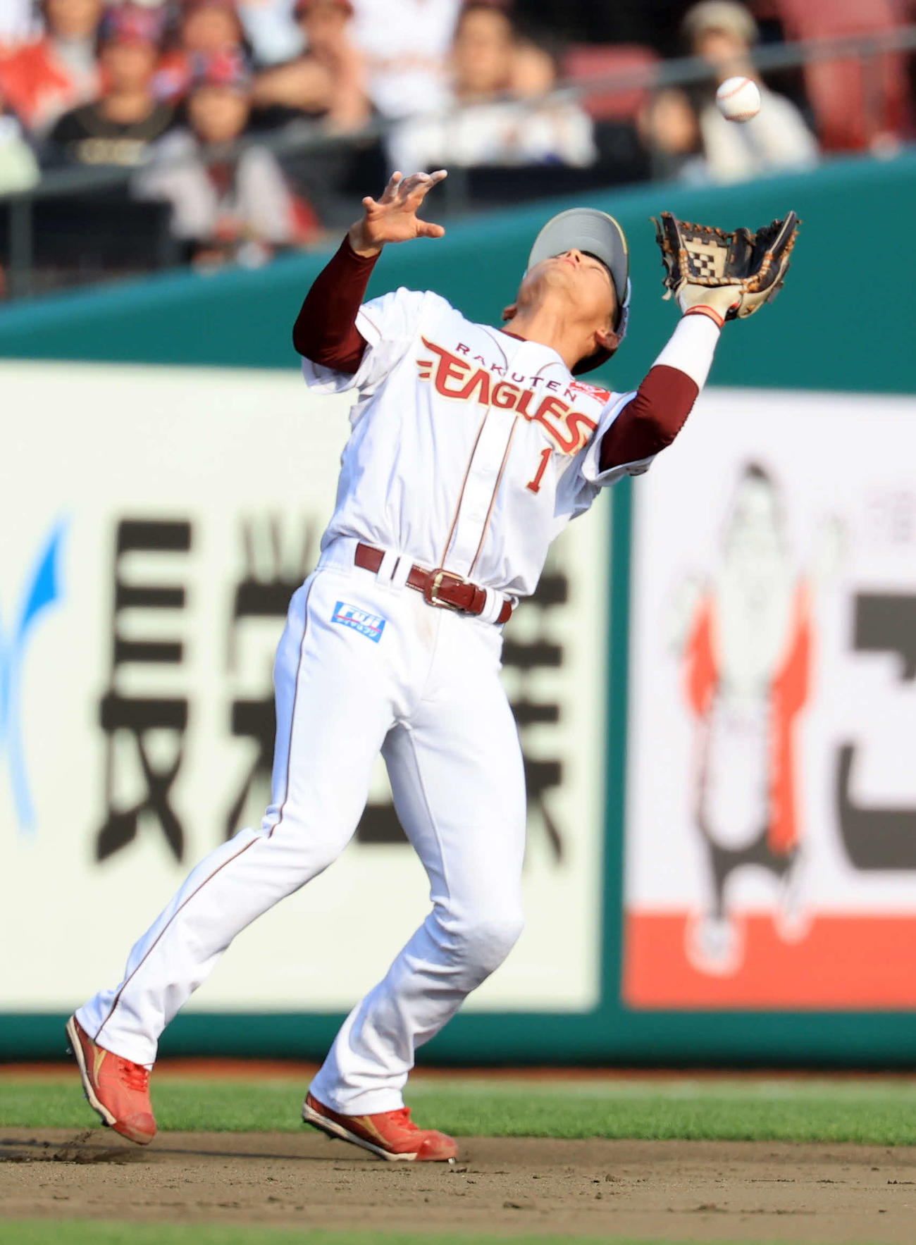 楽天対ソフトバンク　9回表ソフトバンク2死、広■（■は瀬のオオガイが刀の下に貝）の打球を好捕する宗山（撮影・浅見桂子）