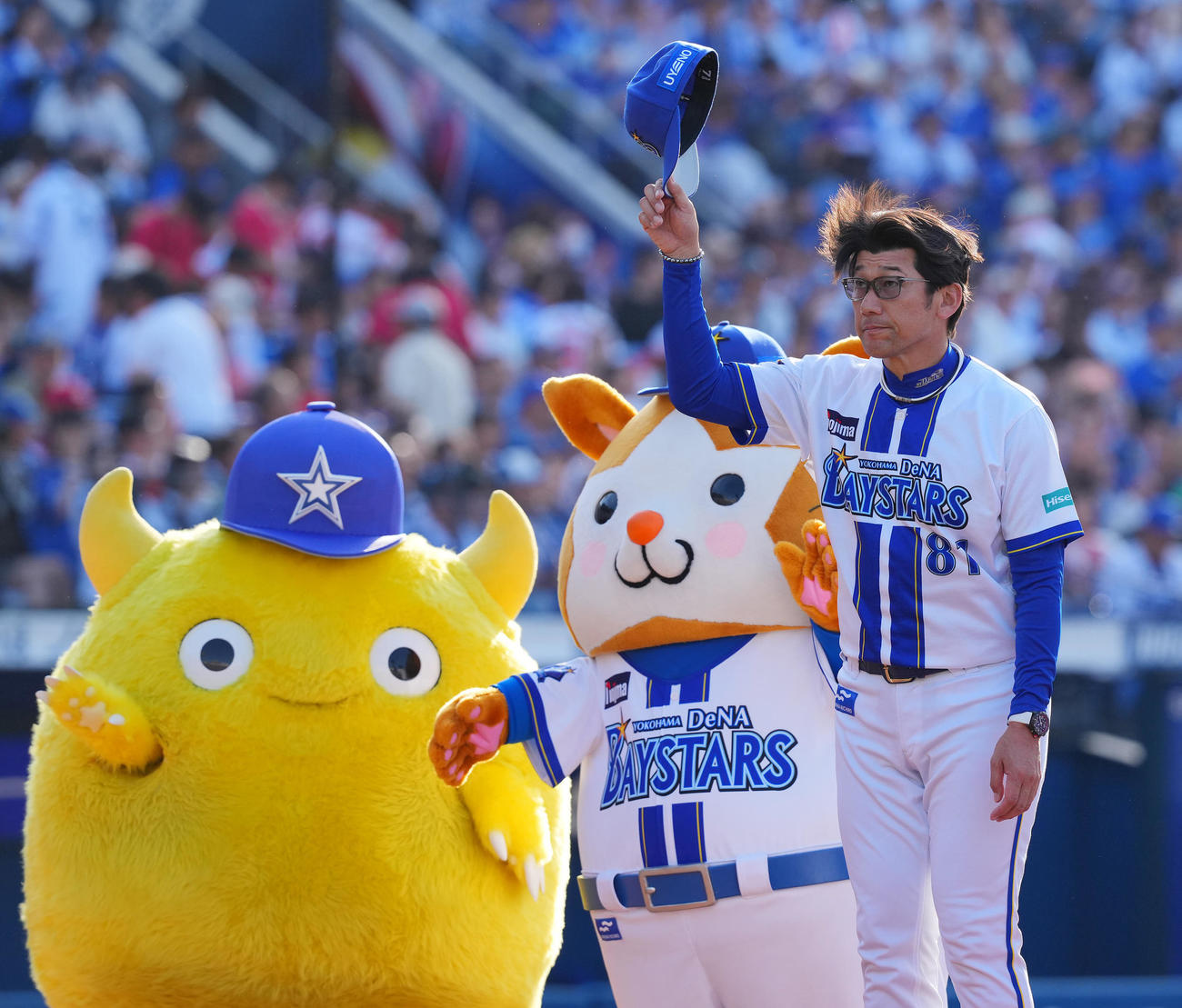 DeNA対広島　広島に3連勝しファンにあいさつするDeNA三浦監督（撮影・垰建太）