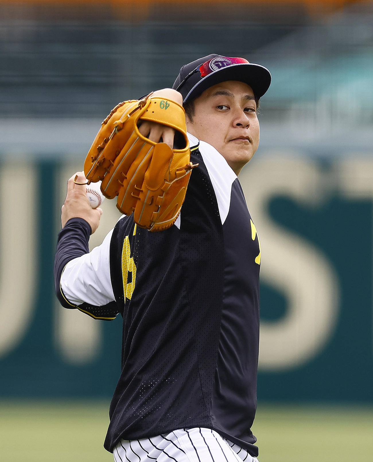 キャッチボールをする阪神大竹（撮影・藤尾明華）