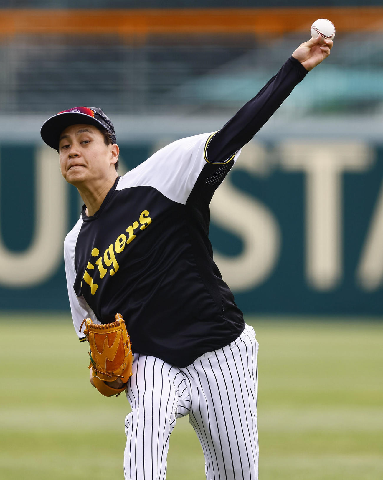 キャッチボールをする阪神大竹（撮影・藤尾明華）