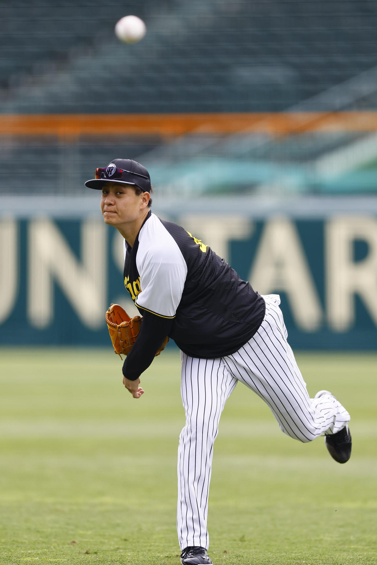 キャッチボールをする阪神大竹（撮影・藤尾明華）