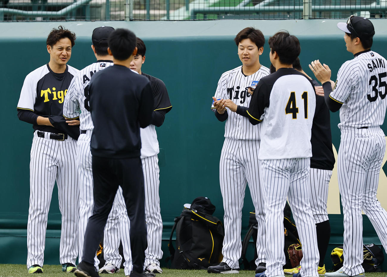 投手練習に合流し、歓迎を受ける阪神大竹（左端）（撮影・藤尾明華）
