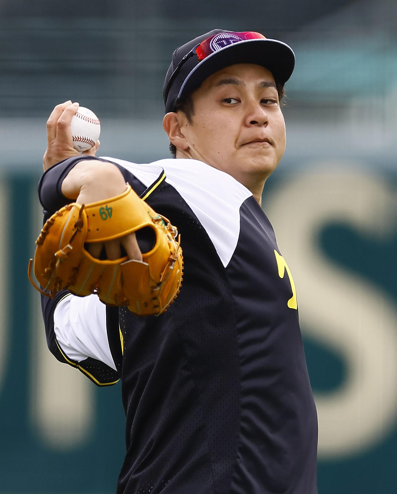 キャッチボールをする阪神大竹（撮影・藤尾明華）