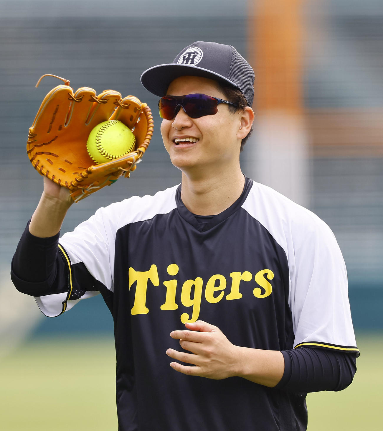 大きなボールでキャッチボールをする阪神大竹（撮影・藤尾明華）