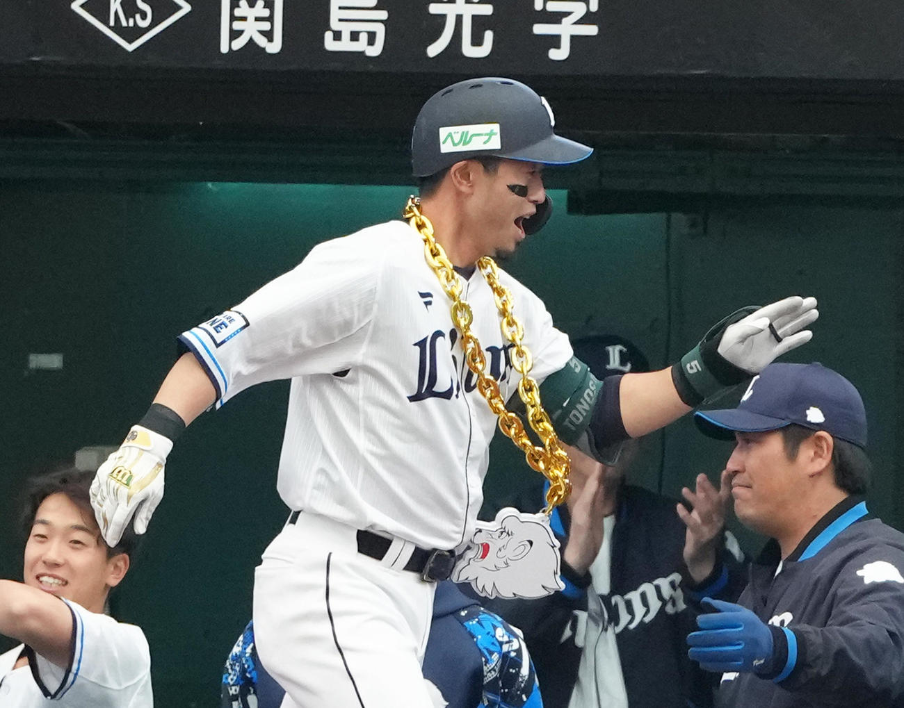 西武対日本ハム　4回裏西武2死、外崎は左越え本塁打を放ちレオの特製メダルを受け取る（2025年3月30日撮影）