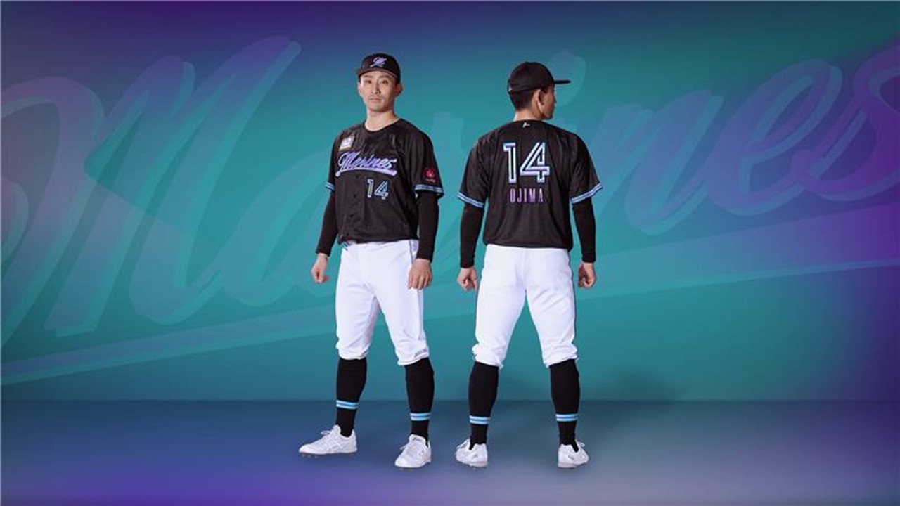 BLACKSUMMERユニホームを着用した小島（球団提供）
