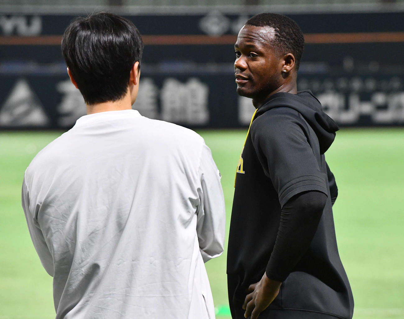 ソフトバンク和田アドバイザー（左）と話すモイネロ（撮影・岩下翔太）