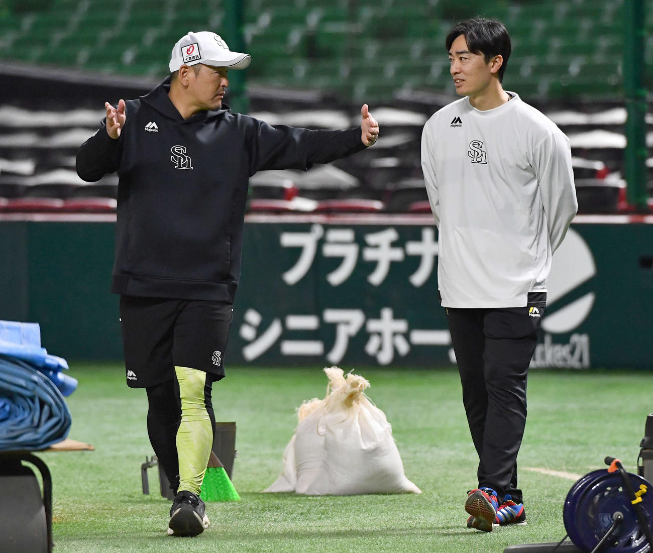 和田アドバイザー（右）と話すソフトバンク倉野コーチ（撮影・岩下翔太）